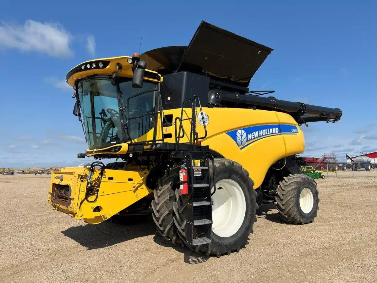 Gallery image 1 for 2015 New Holland CR9.90 Combine