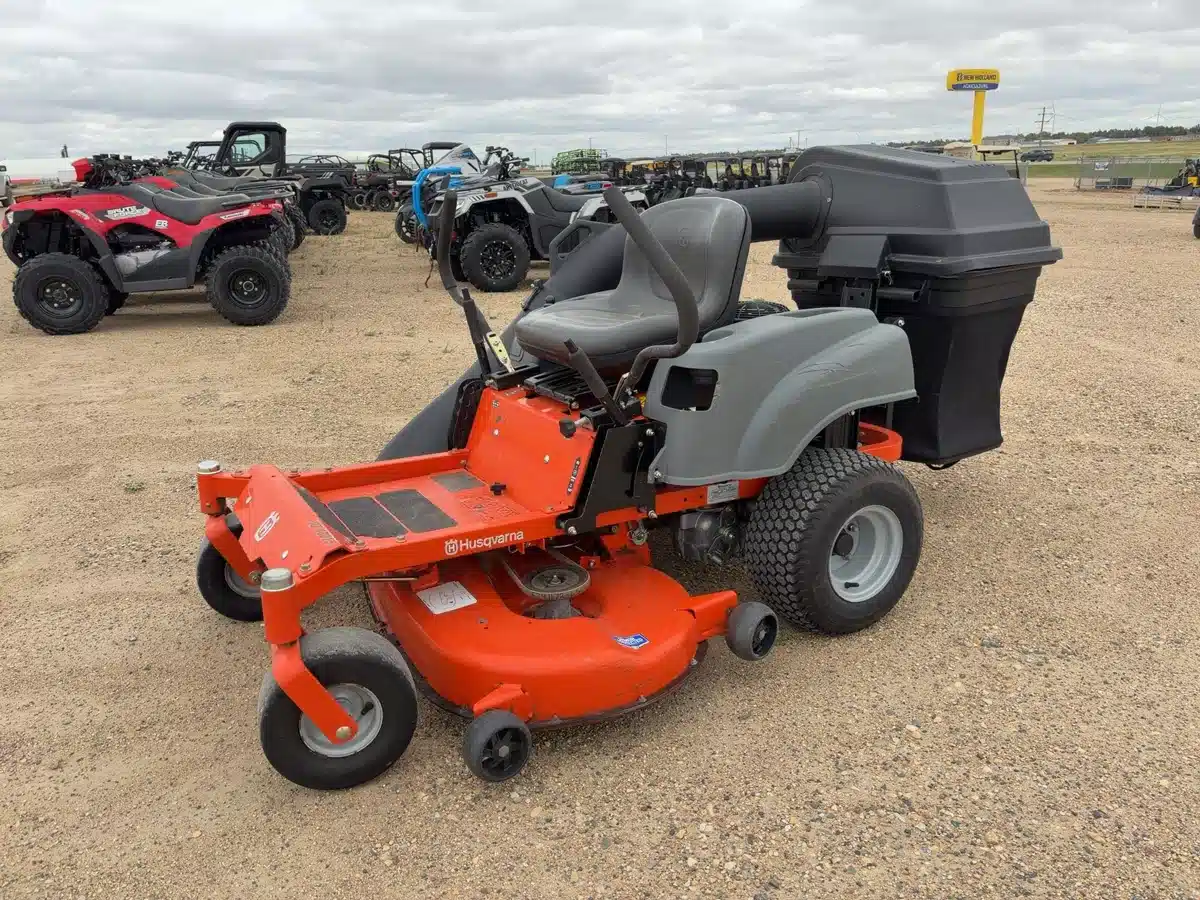 Photo de la Galerie 1 pour 2014 Husqvarna RZ46215 Tondeuse à rayon de braquage zéro