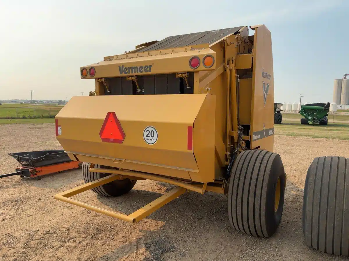 Photo de la Galerie 2 pour 2023 Vermeer 605N Presse à Balle Ronde