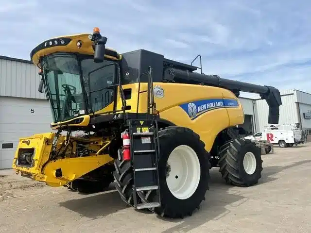 Gallery image 1 for 2015 New Holland CR8.90 Combine