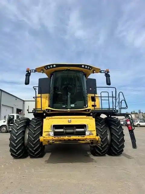 Gallery image 2 for 2015 New Holland CR8.90 Combine