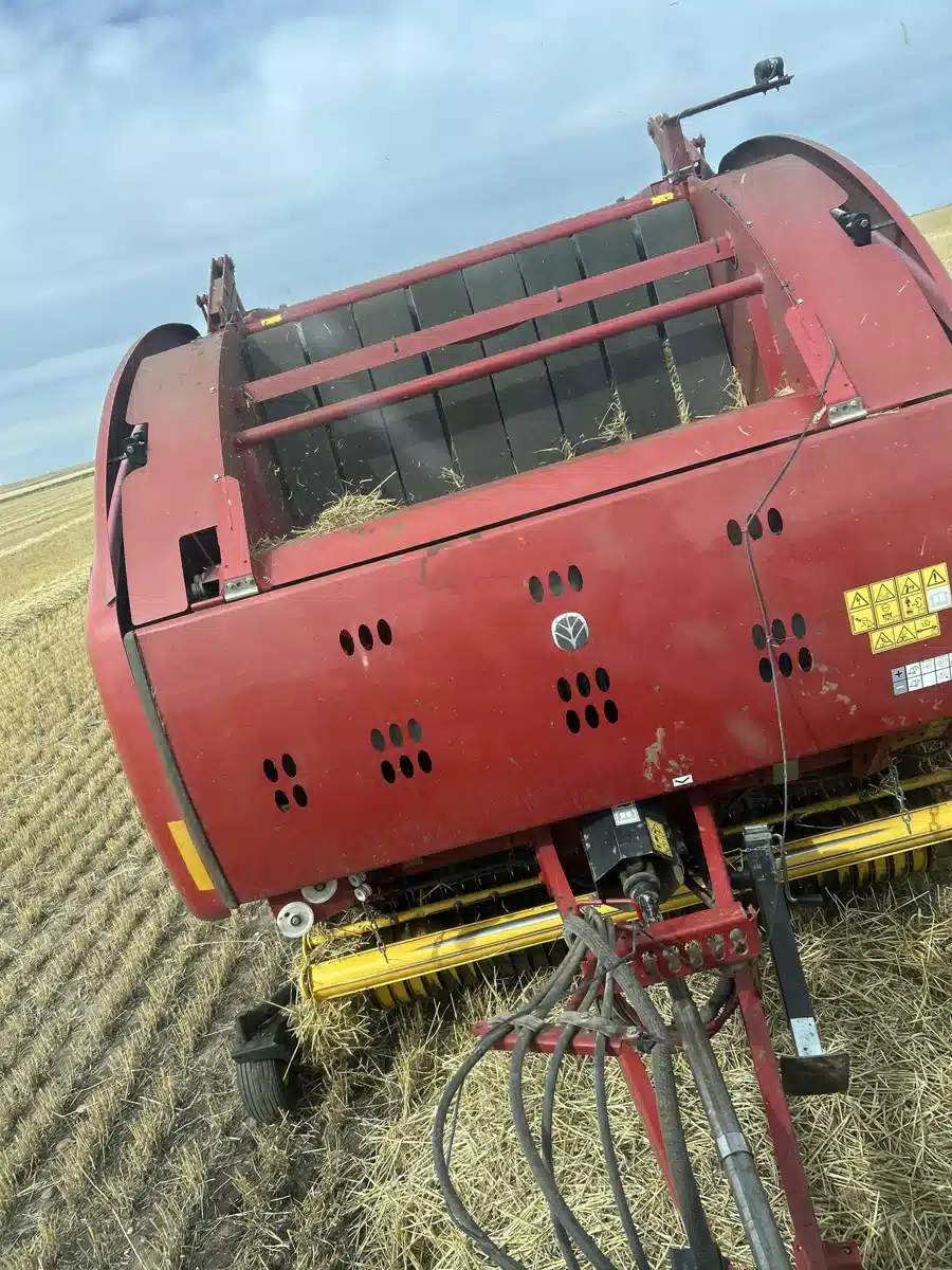 Gallery image 2 for 2018 New Holland ROLL-BELT 560 Round Baler