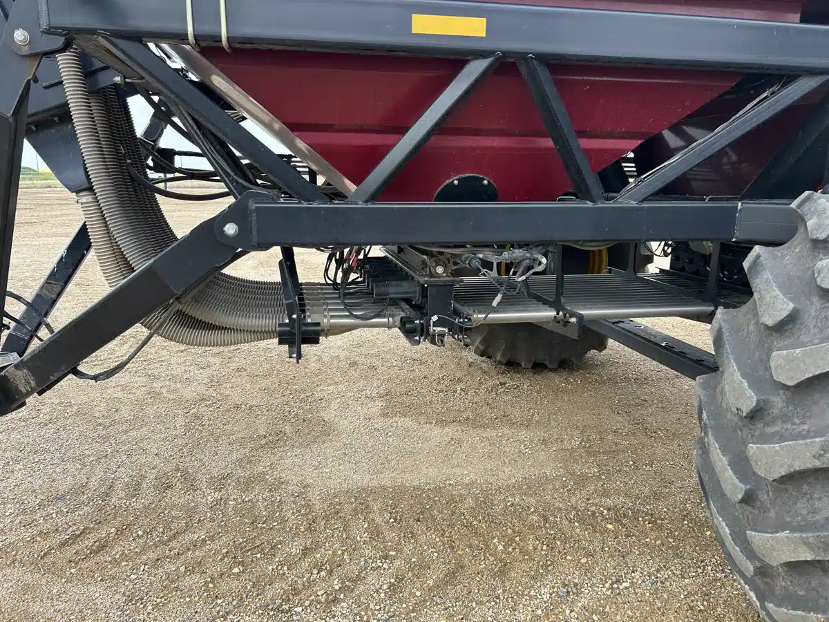Gallery image 2 for Used 2017 Väderstad 7012 Air Drill & 660 Air Tank/Cart Air Drill