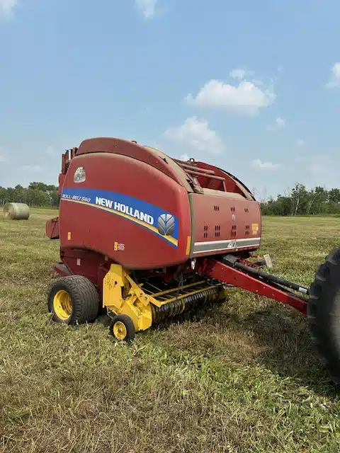Gallery image 1 for 2015 New Holland ROLL-BELT 560 Round Baler
