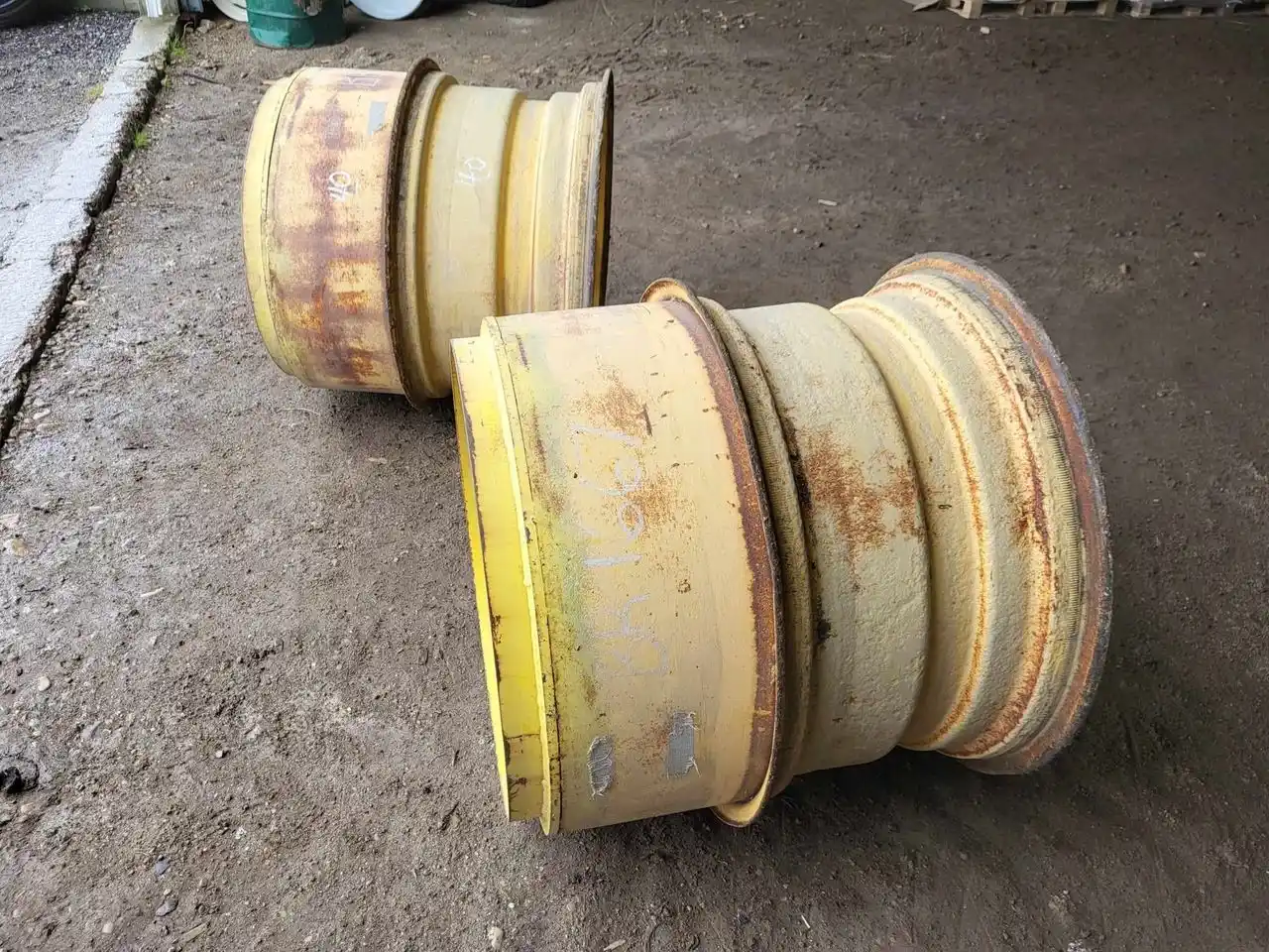 Gallery image 1 for Used John Deere 16X30 Rims