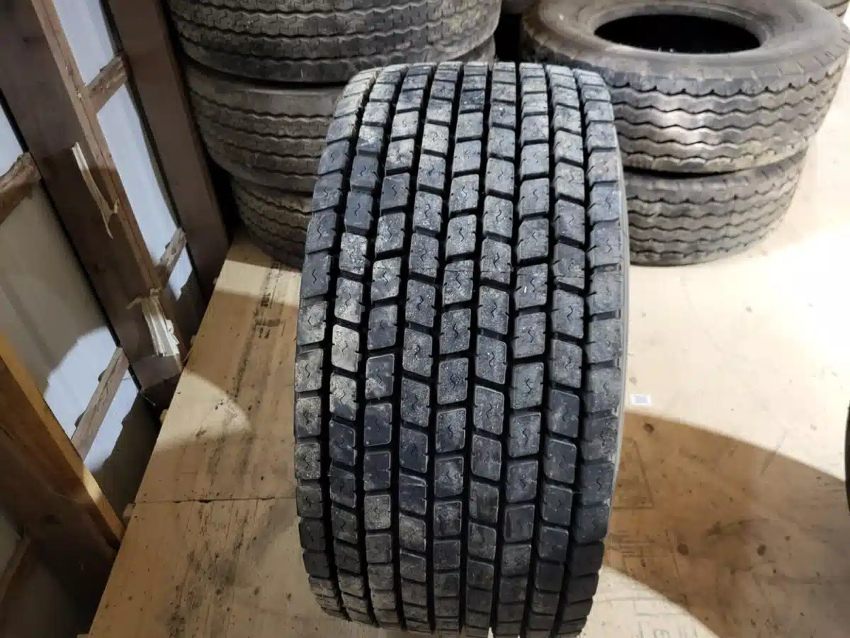 Gallery image 2 for Ling Long 445/50R22.5 Tires