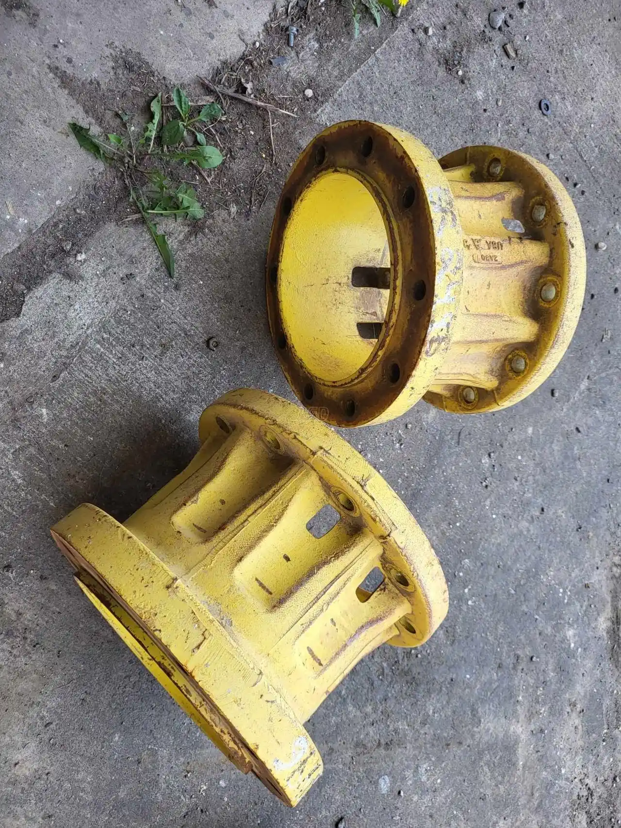 Gallery image 1 for Used Unverferth 10 BOLT Duals