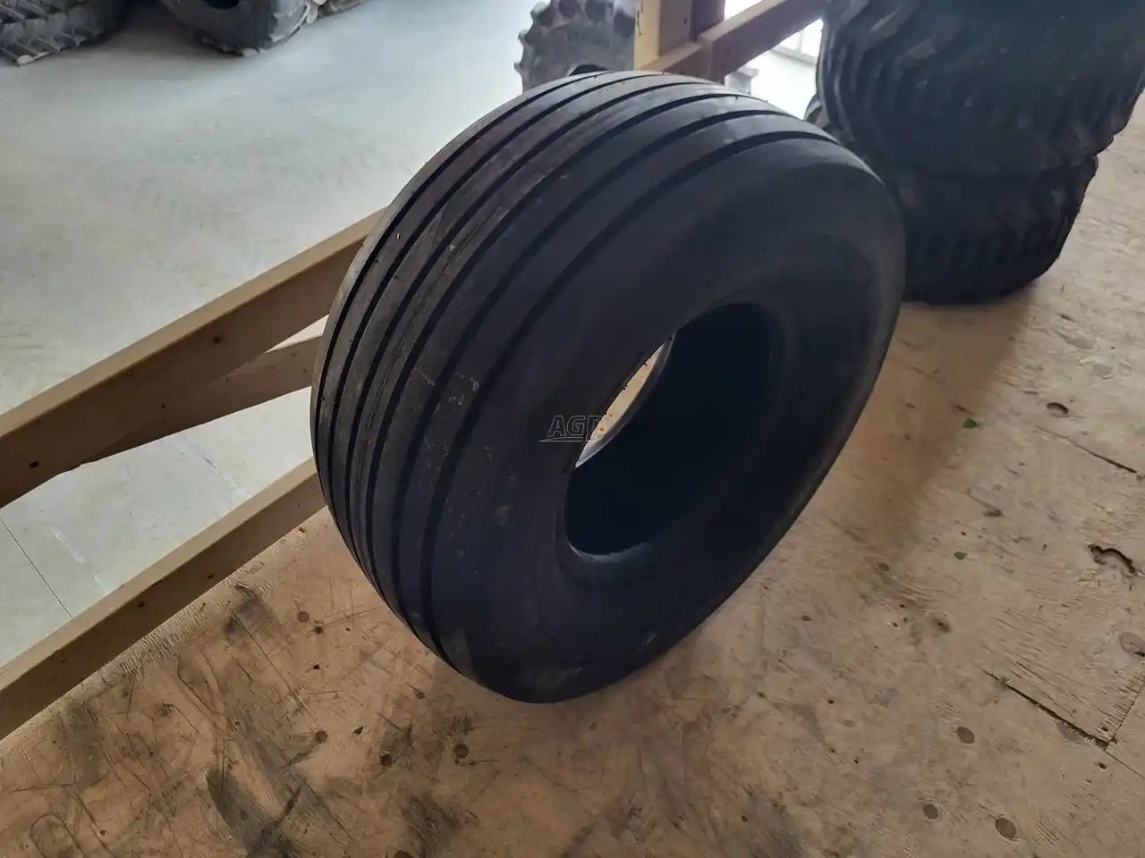 Gallery image 2 for Uniglory 31x13.50-15 Tires