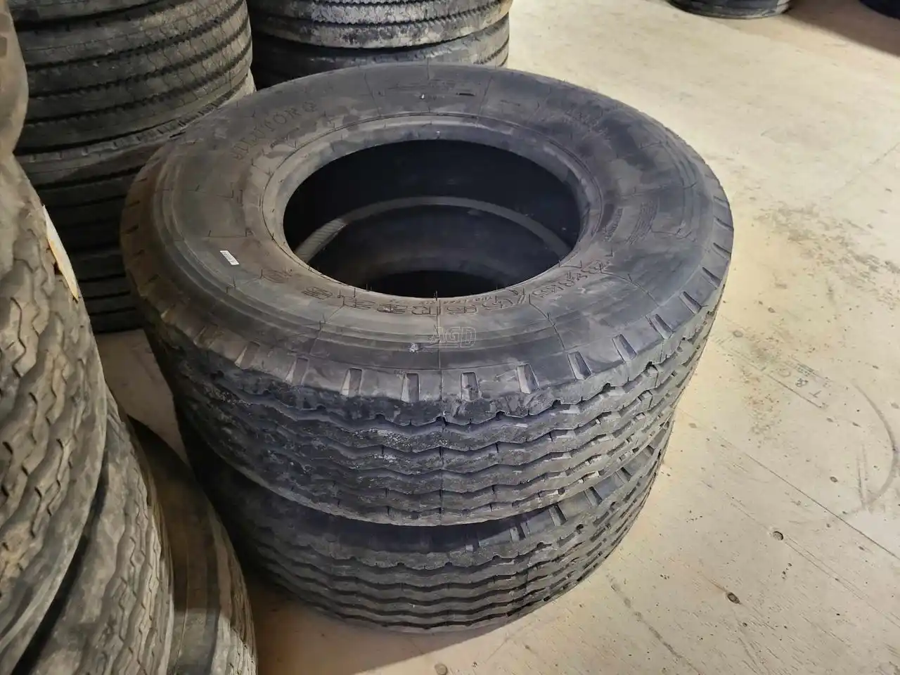 Gallery image 1 for Jilutong 385/65R22.5 Tires