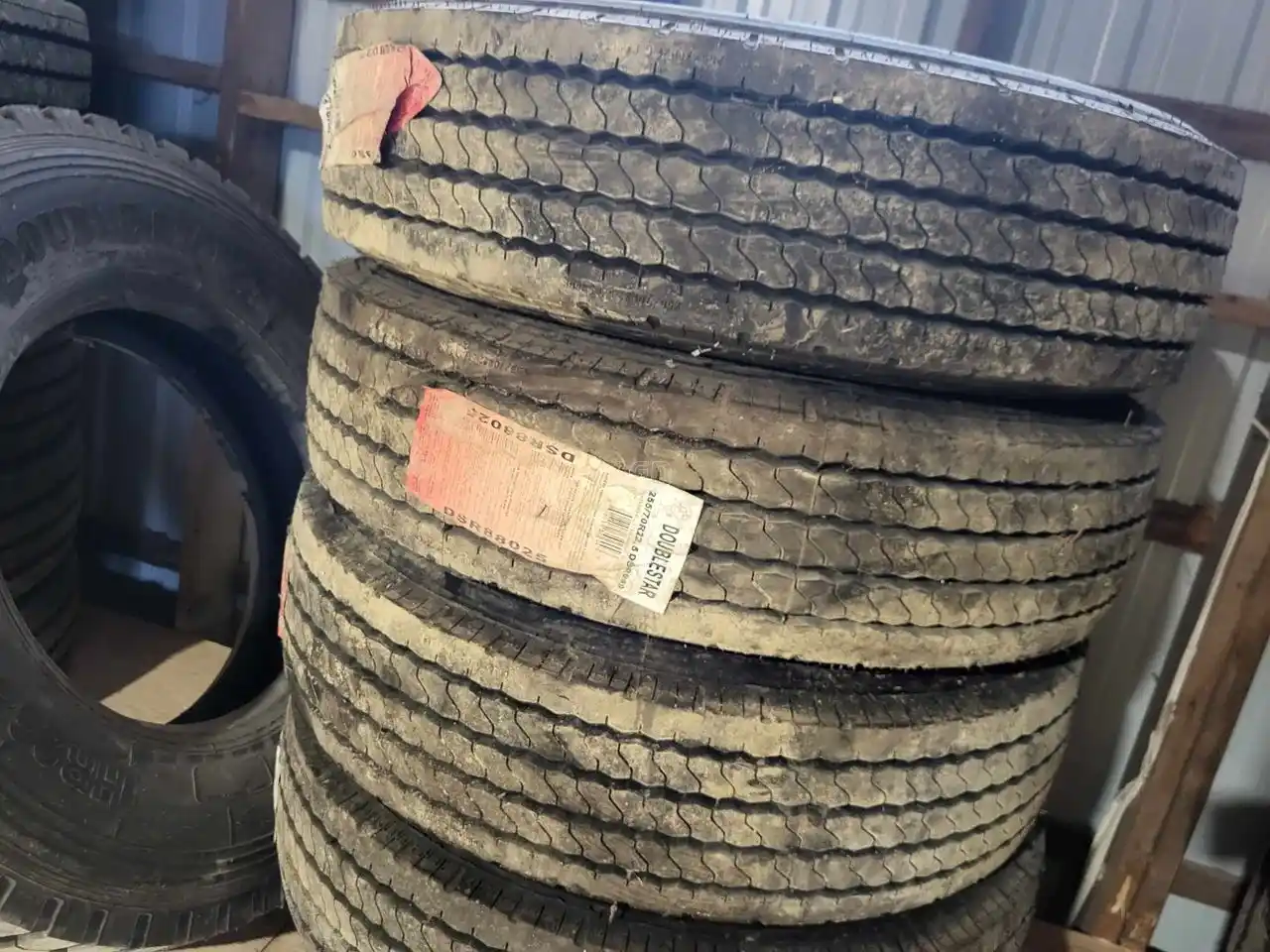 Gallery image 1 for New Doublestar 255/70R22.5 Tires
