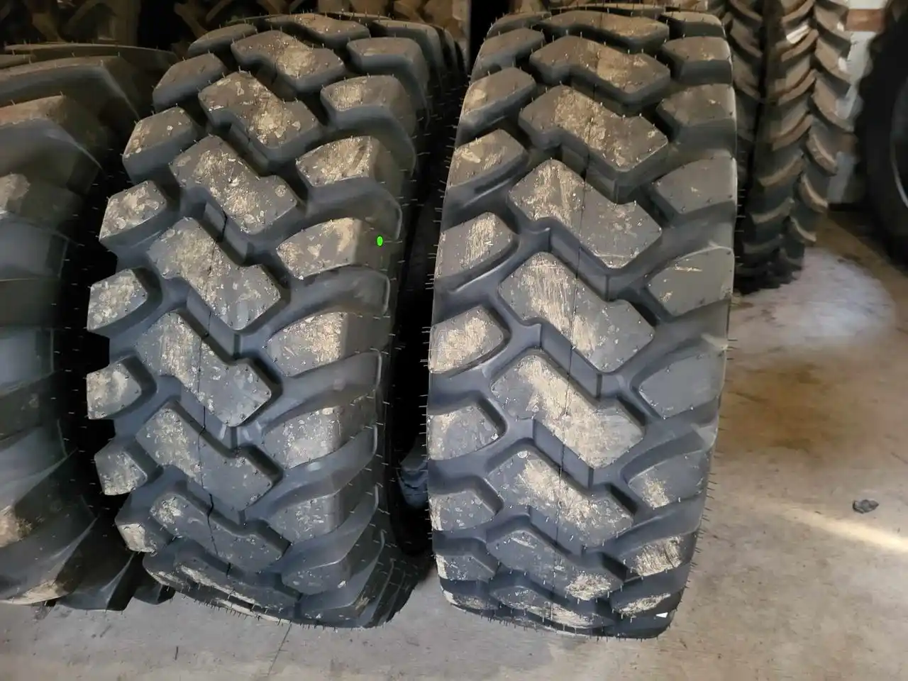 Gallery image 1 for New Petlas 17.5-25 Tires
