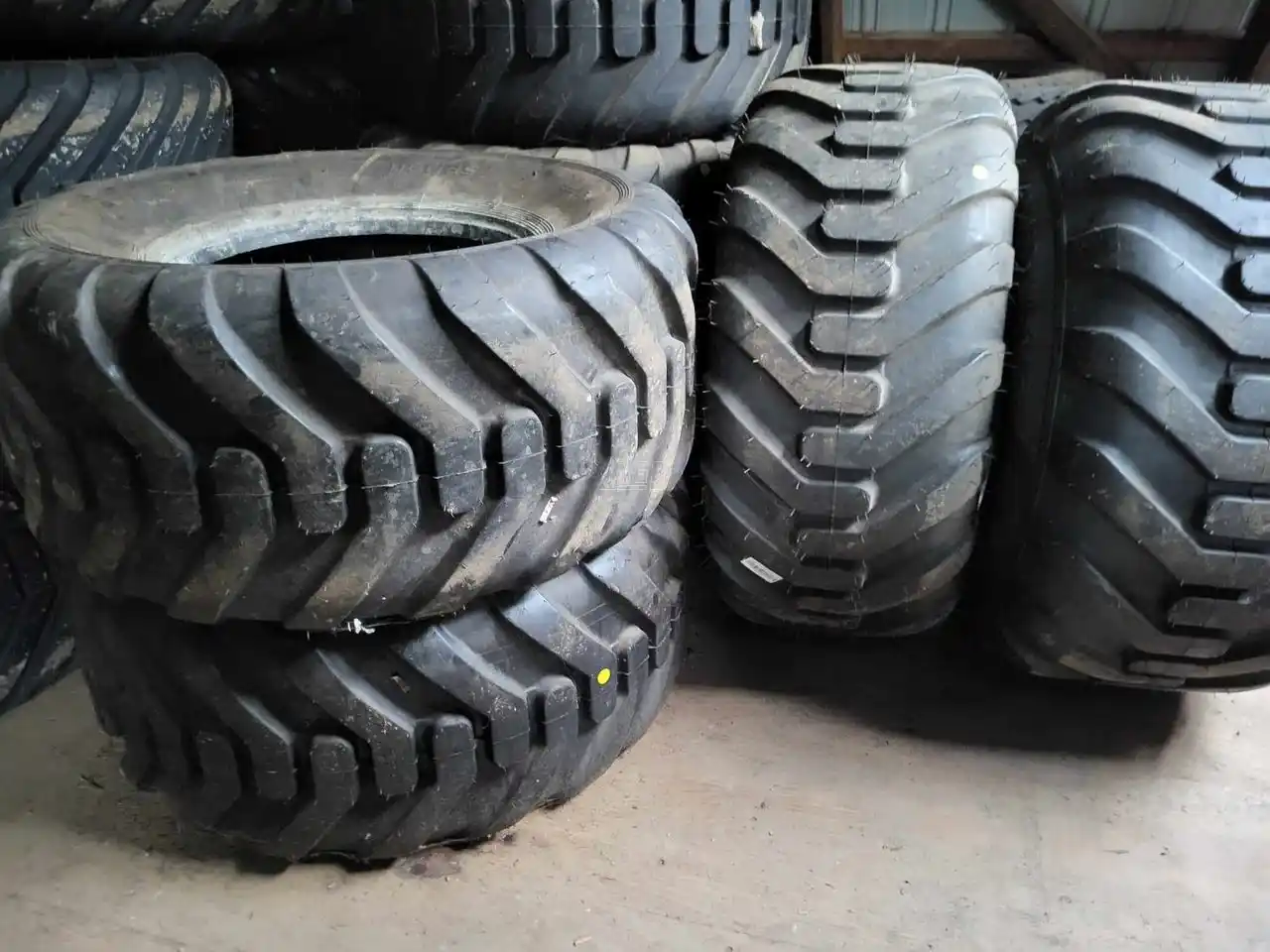 Gallery image 1 for New Petlas 550/60-22.5 Tires