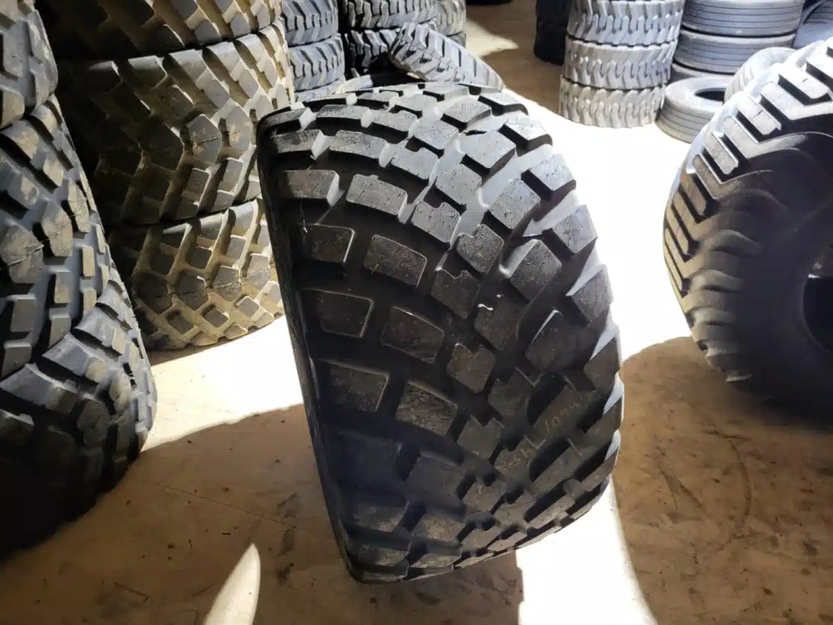 Gallery image 2 for New Ling Long 560/45R22.5 Tires