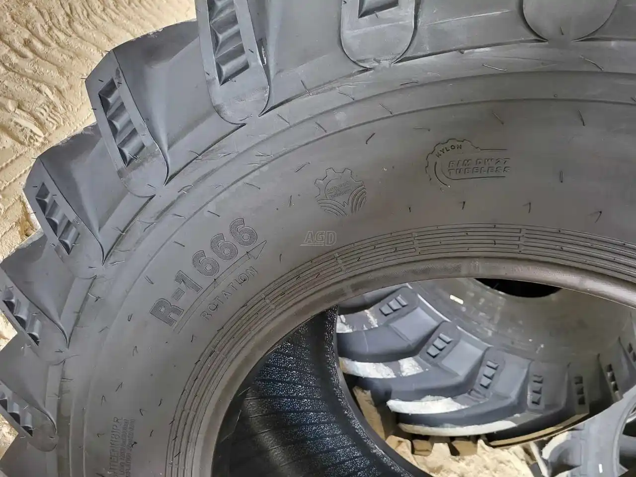 Gallery image 2 for New Forerunner 30.5L-32 Tires