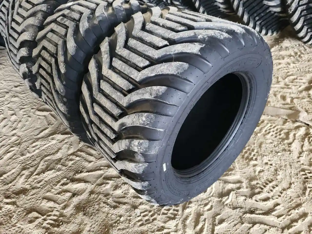Gallery image 1 for New Forerunner 550/45-22.5 Tires