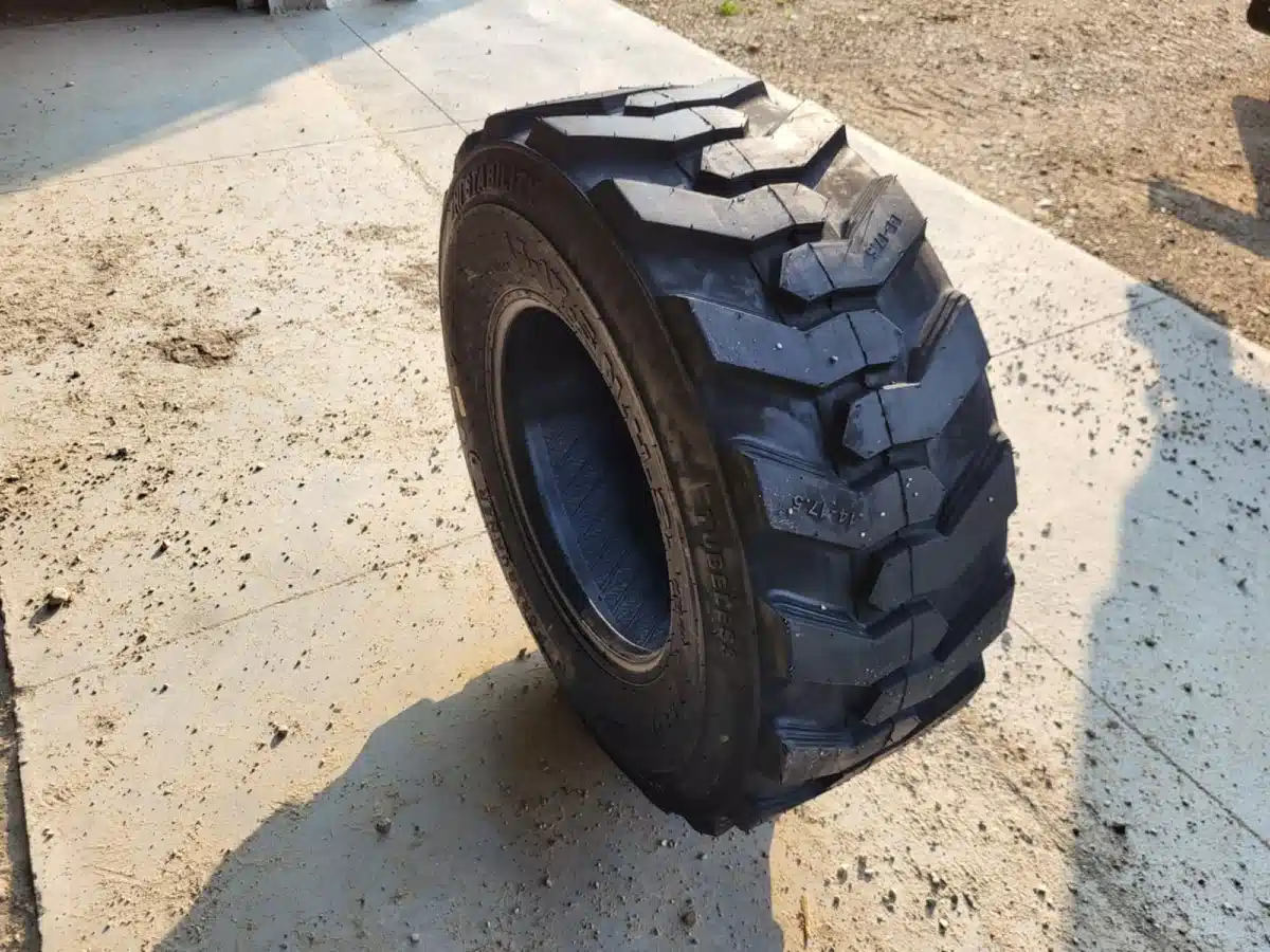 Photo de la Galerie 1 pour Neuf Forerunner 14-17.5 Pneus