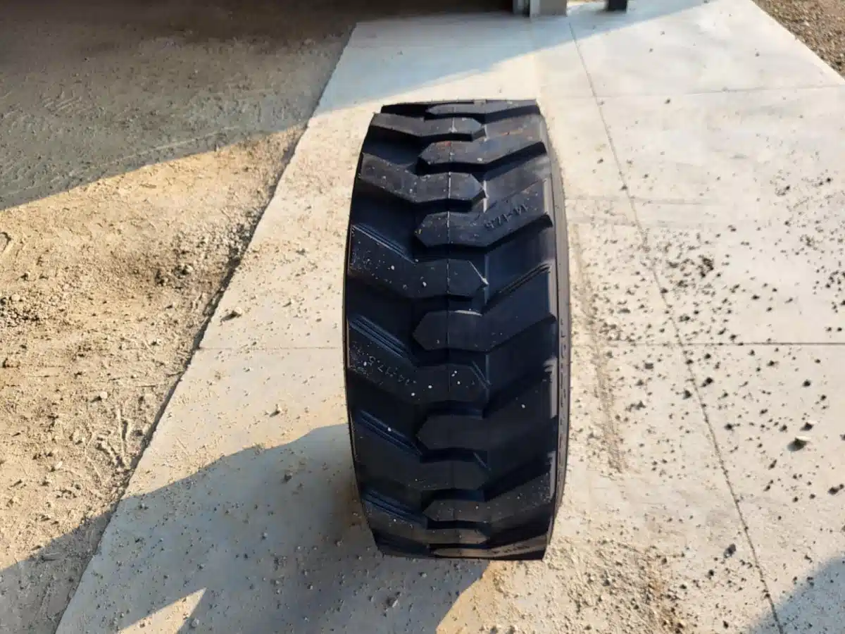 Photo de la Galerie 2 pour Neuf Forerunner 14-17.5 Pneus