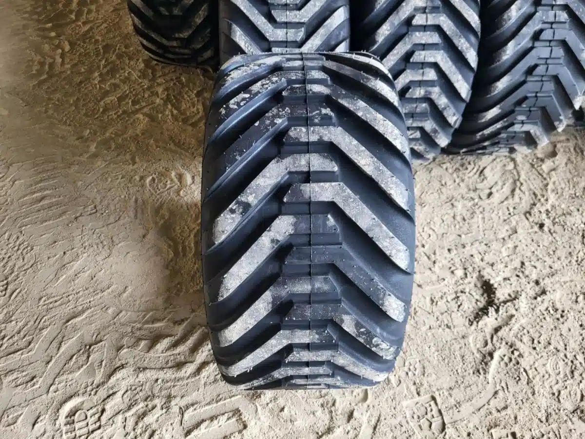 Gallery image 2 for New Forerunner 400/60-15.5 Tires