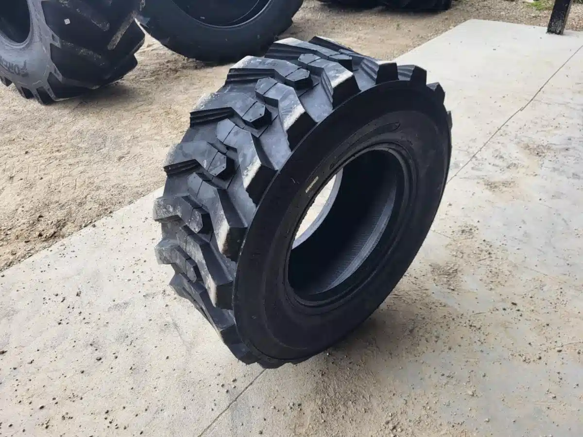 Gallery image 1 for New Forerunner 15-19.5 Tires