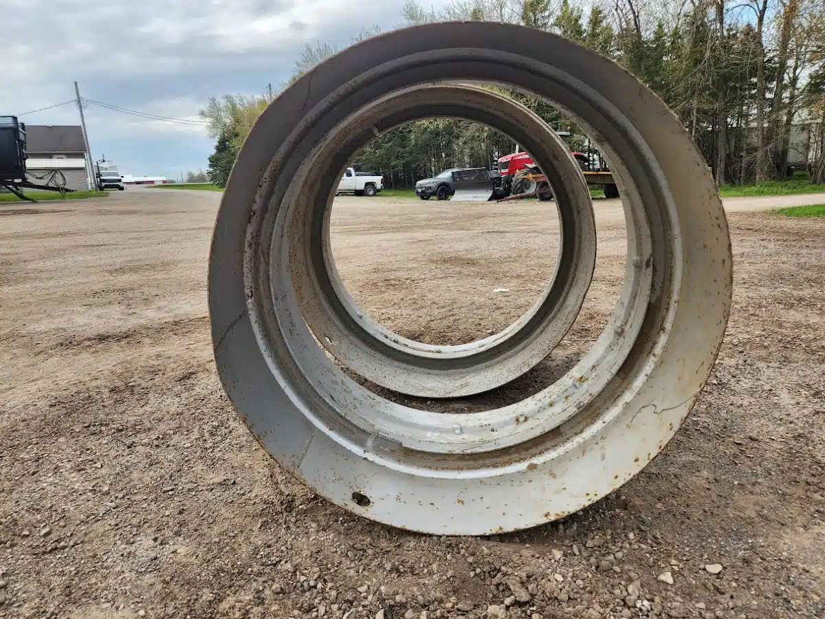 Gallery image 2 for Used Unverferth 16x38 Dual Rims