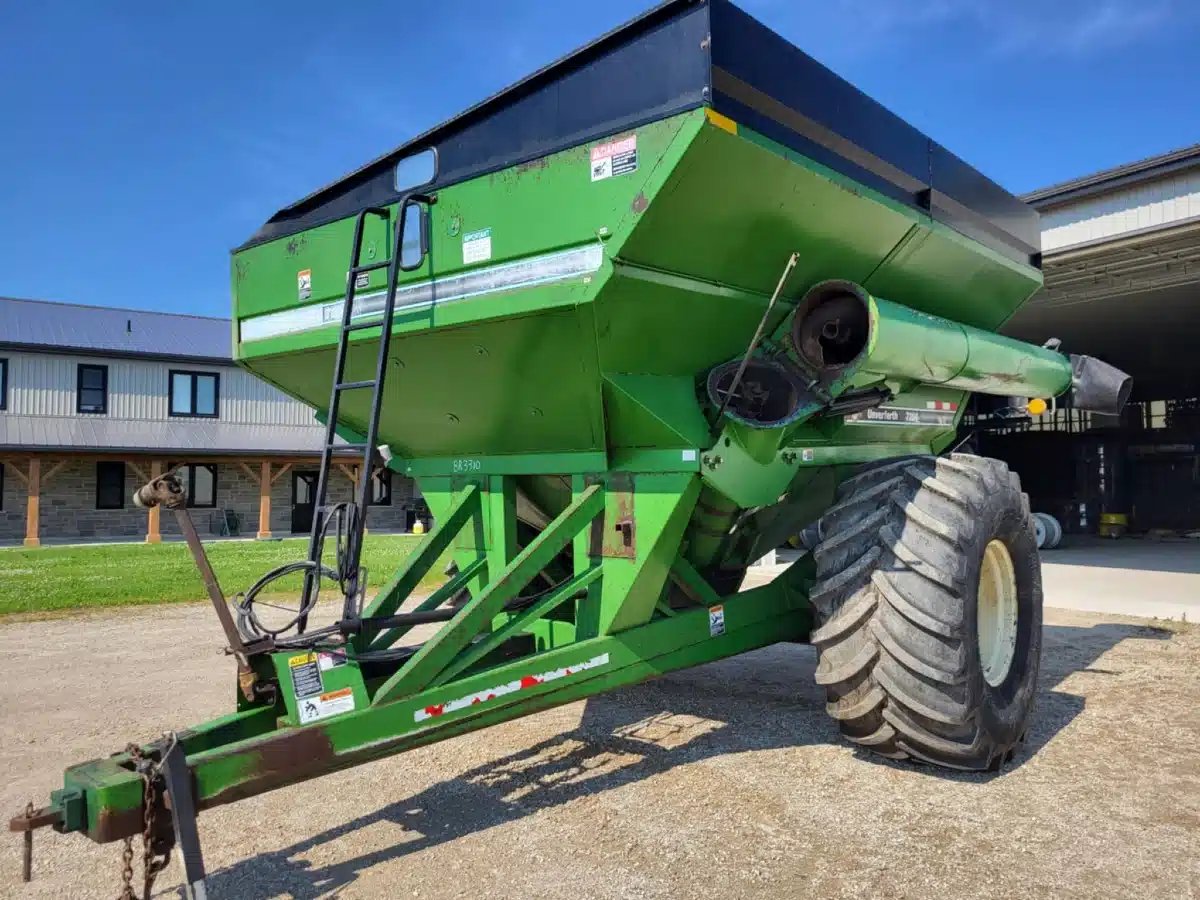 Gallery image 1 for Used Unverferth 7200 Grain Cart