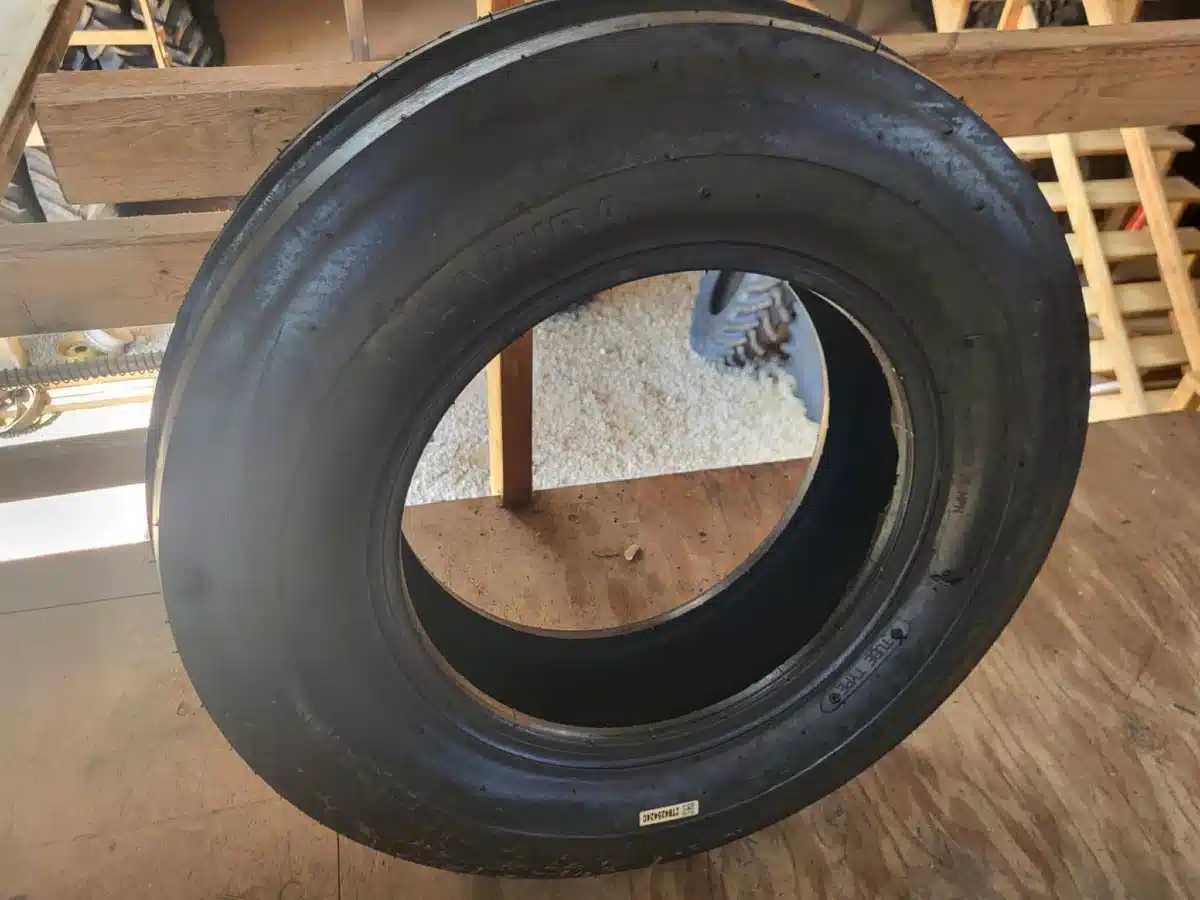 Gallery image 2 for New Treadura 7.5L-15 Tires