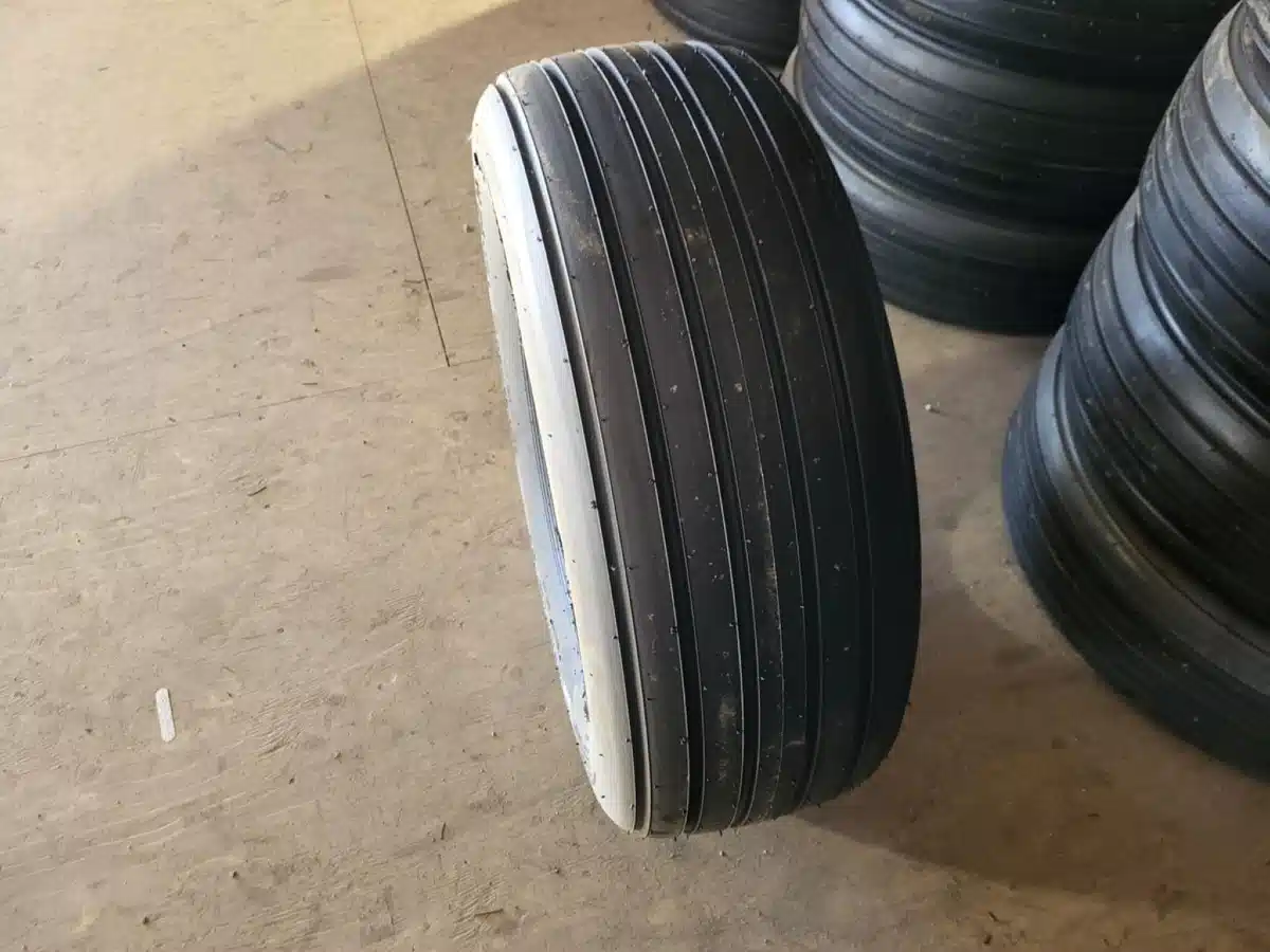 Gallery image 1 for New Forerunner 11L-16 Tires