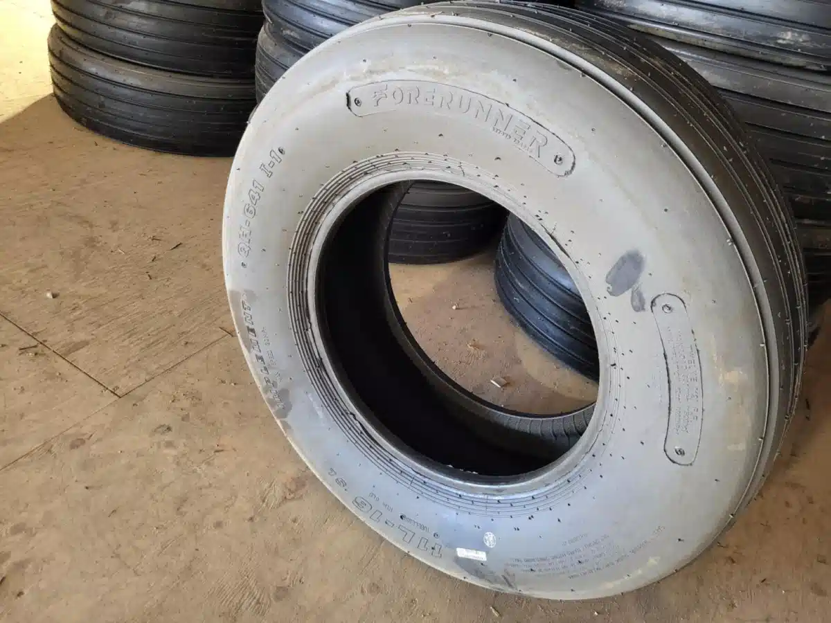 Gallery image 2 for New Forerunner 11L-16 Tires