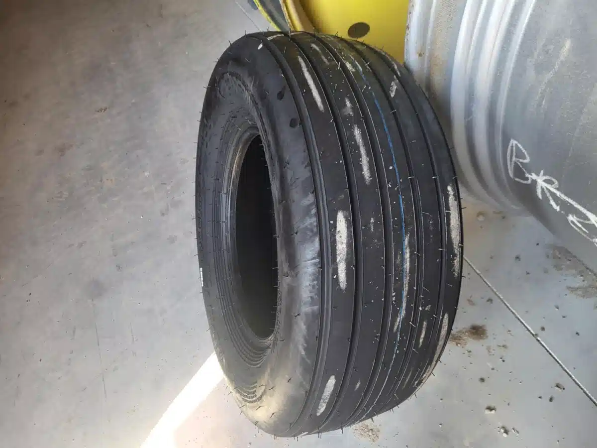 Gallery image 1 for New Forerunner 11L-15 Tires