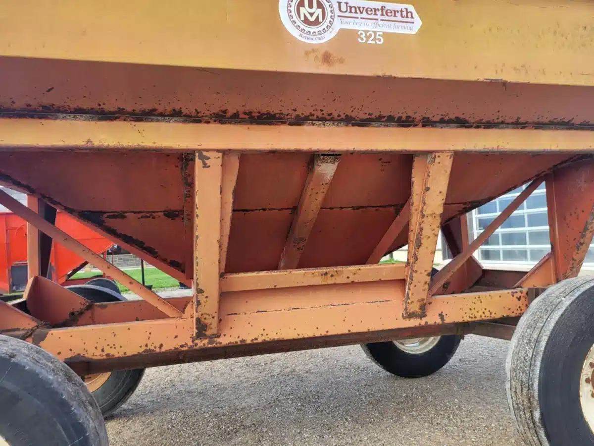 Gallery image 2 for Used Unverferth 325 Gravity Box