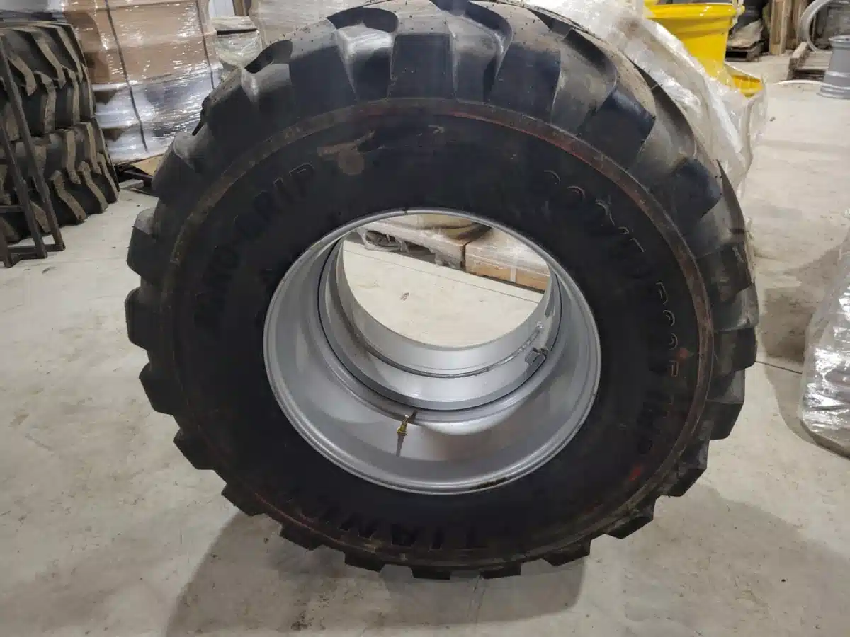 Gallery image 2 for New Tianli 600/50R22.5 Tires & Rims