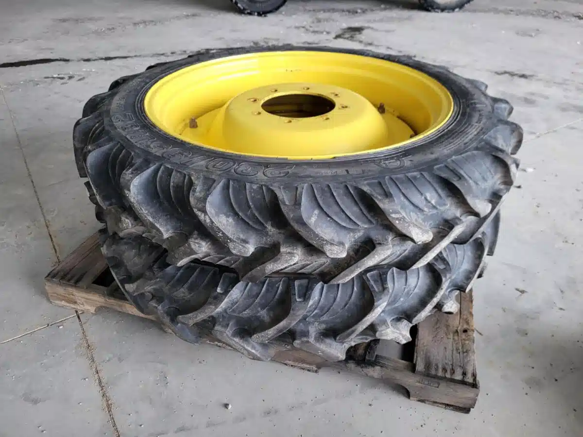 Gallery image 1 for Taurus 230/95R32 Tires & Rims