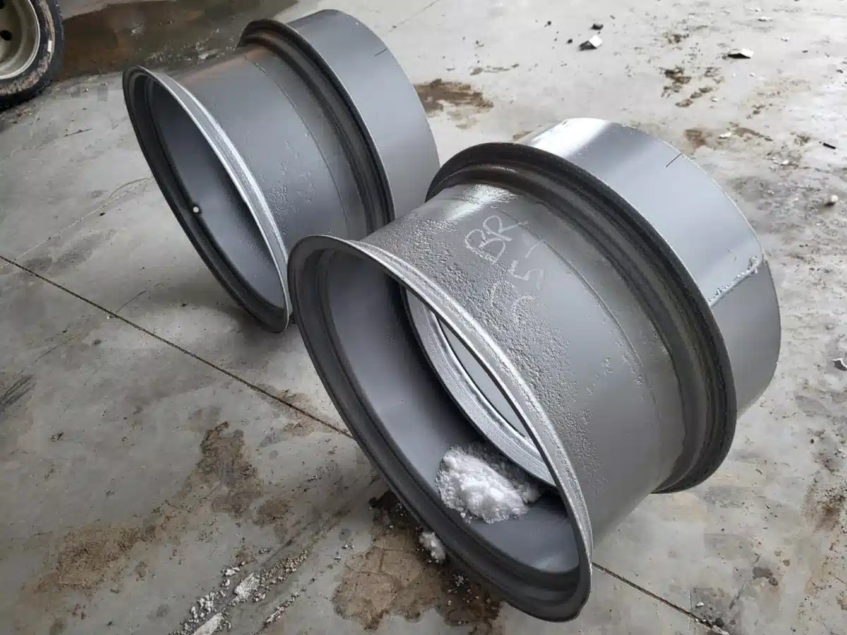 Gallery image 1 for Unverferth 13x28 Rims