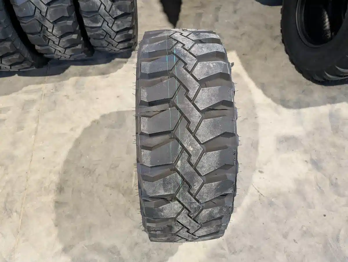 Gallery image 1 for Forerunner 10R16.5 Tires