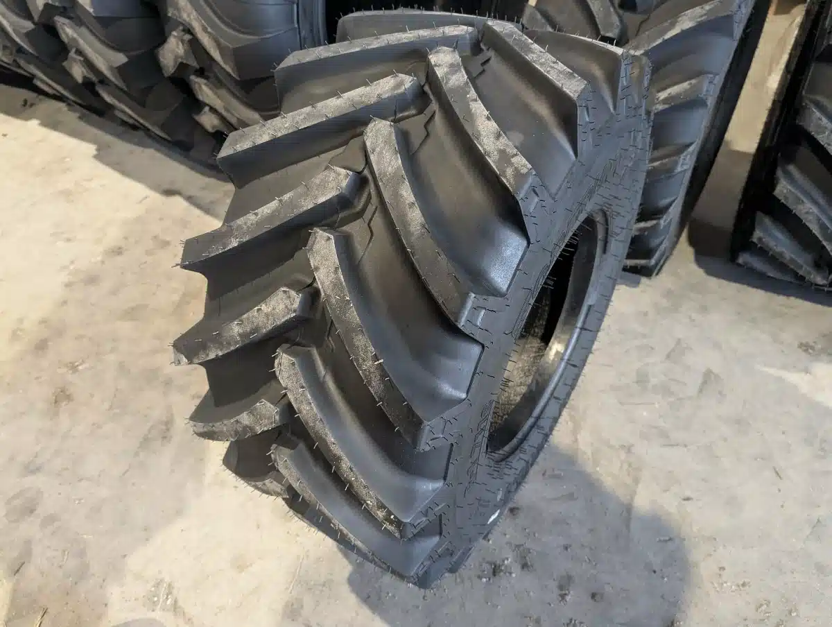 Gallery image 1 for Forerunner 400/60R15.5 Tires