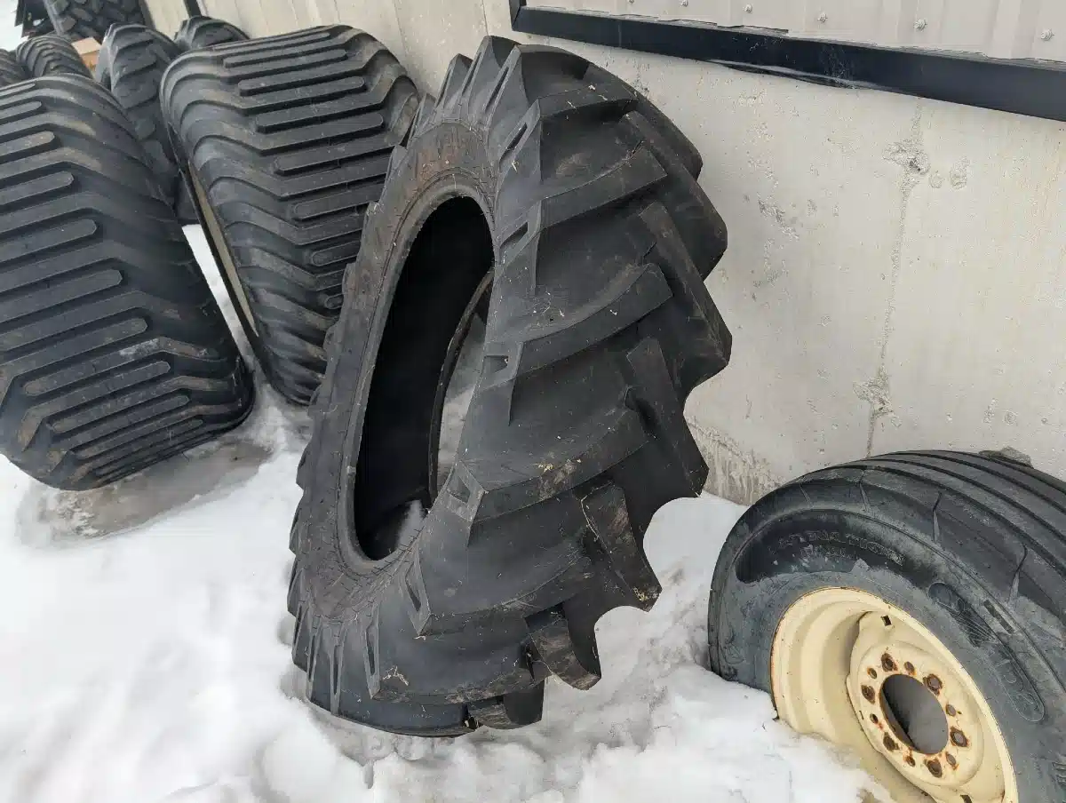 Petlas 14.9-30 Tires