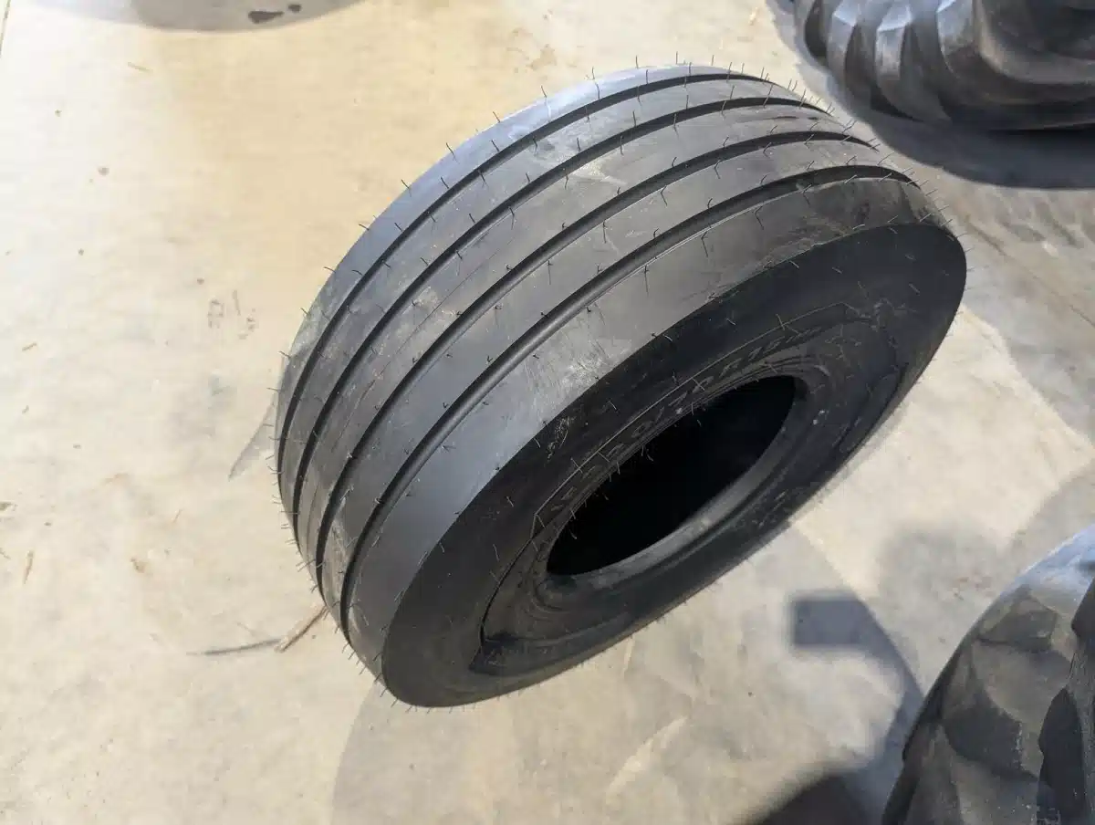 Photo de la Galerie 2 pour Advance 320/70R15 Pneus