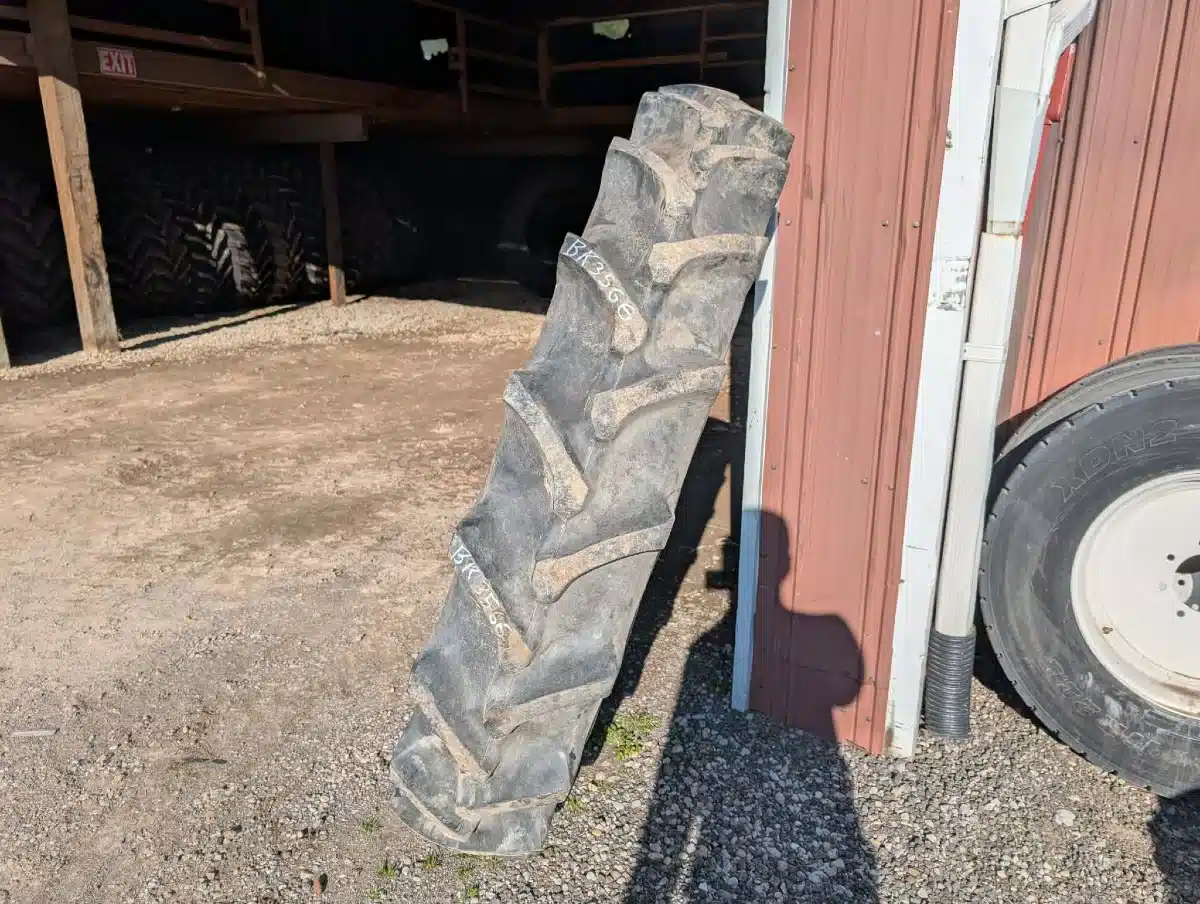 Photo de la Galerie 1 pour Firestone 300/95R46 Pneus