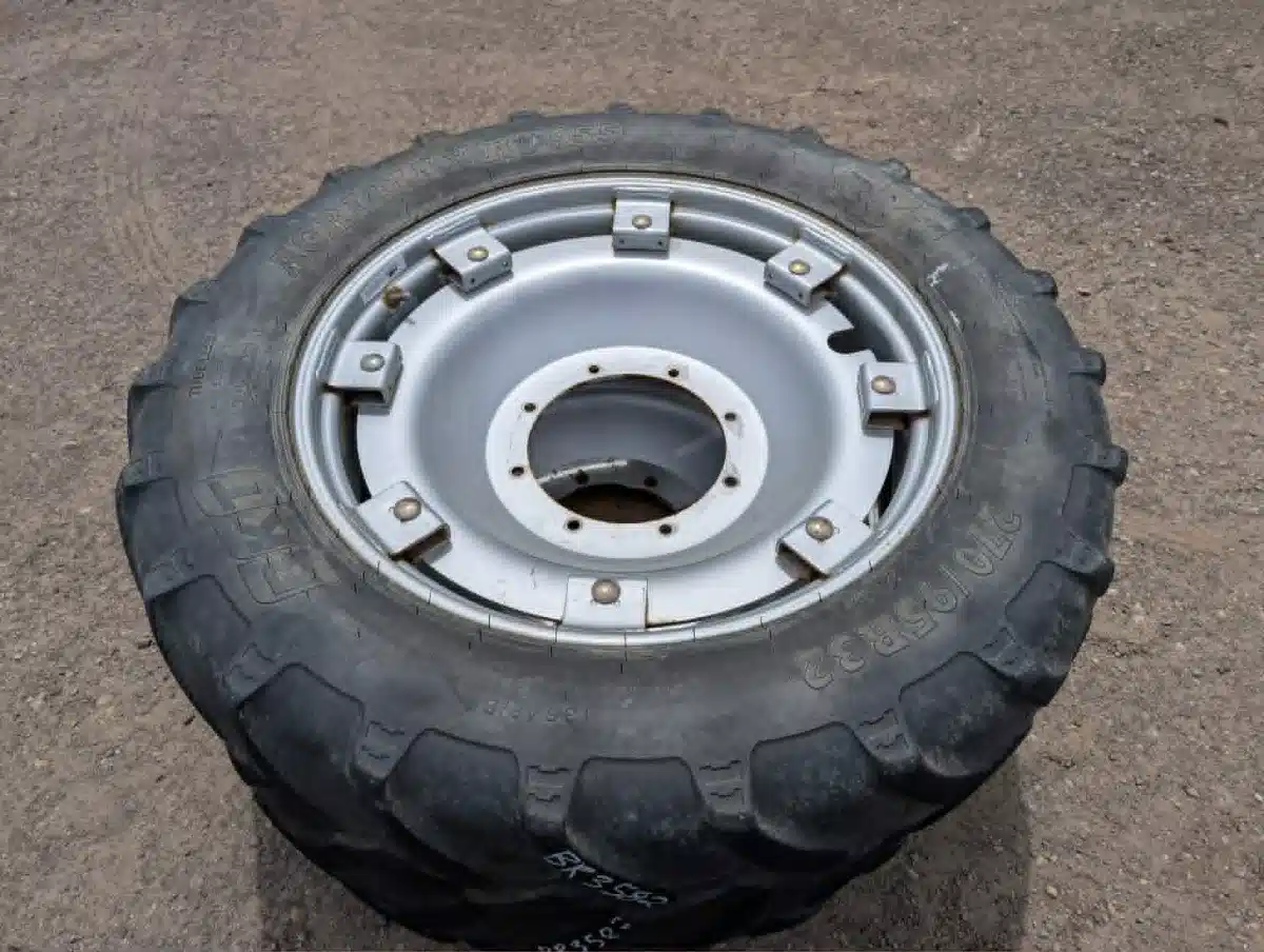 Photo de la Galerie 2 pour BKT 270/95R32 Pneus et roues