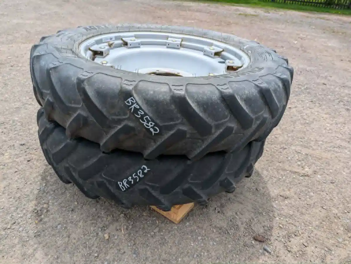 Photo de la Galerie 1 pour BKT 270/95R32 Pneus et roues