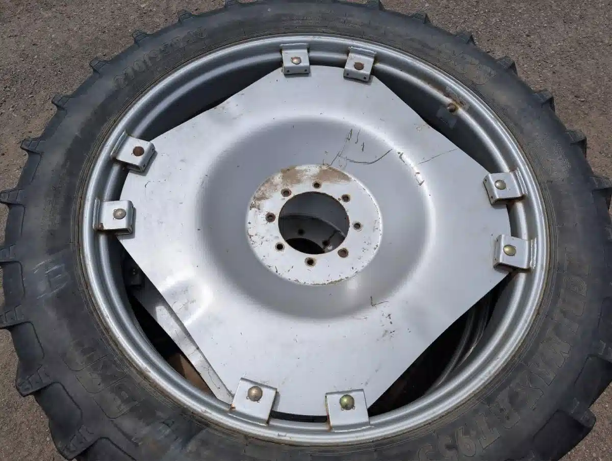 Photo de la Galerie 2 pour BKT 270/95R48 Pneus et roues