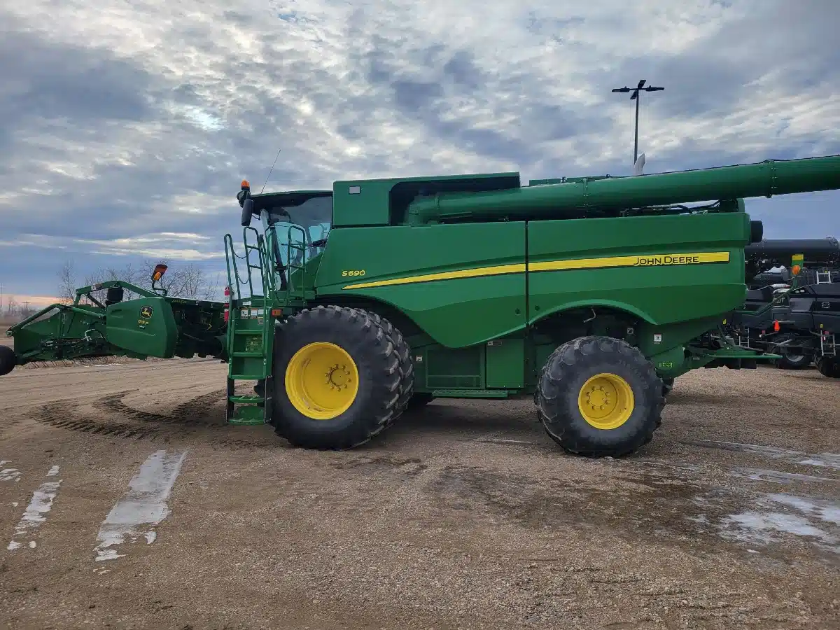 Gallery image 2 for 2017 John Deere S690 Combine