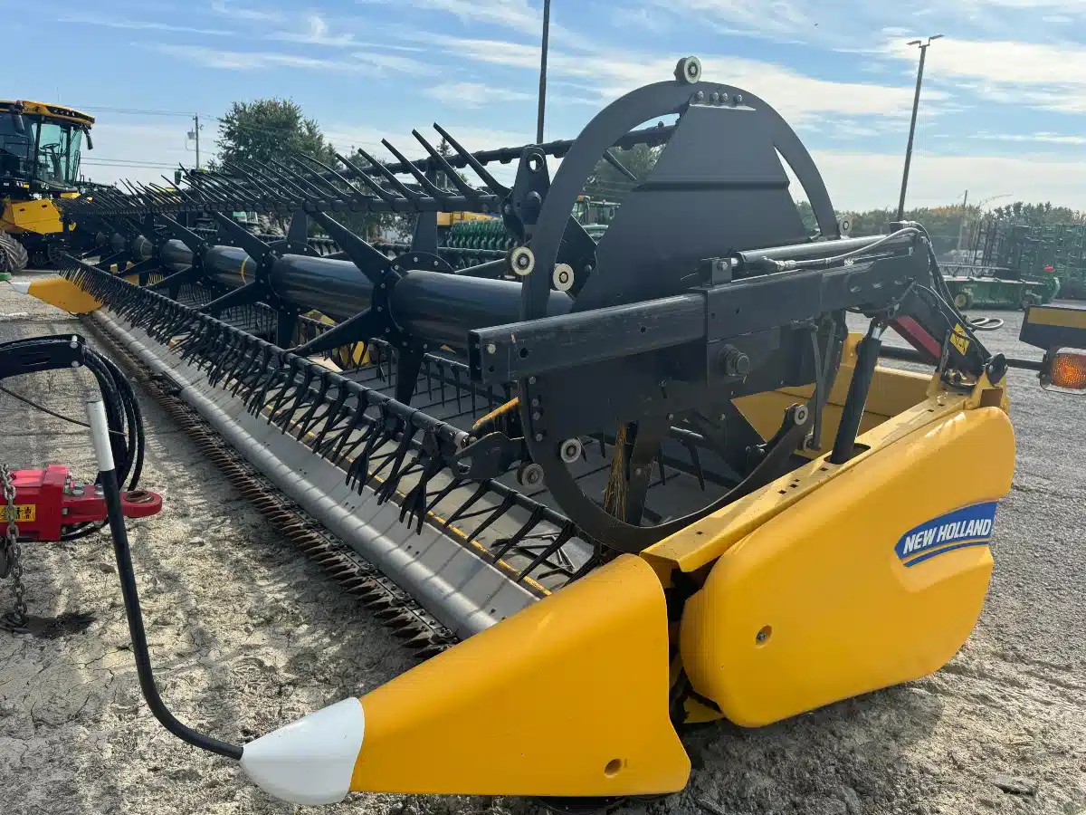 Gallery image 2 for Used 2017 New Holland 880CF Header - Flex Draper