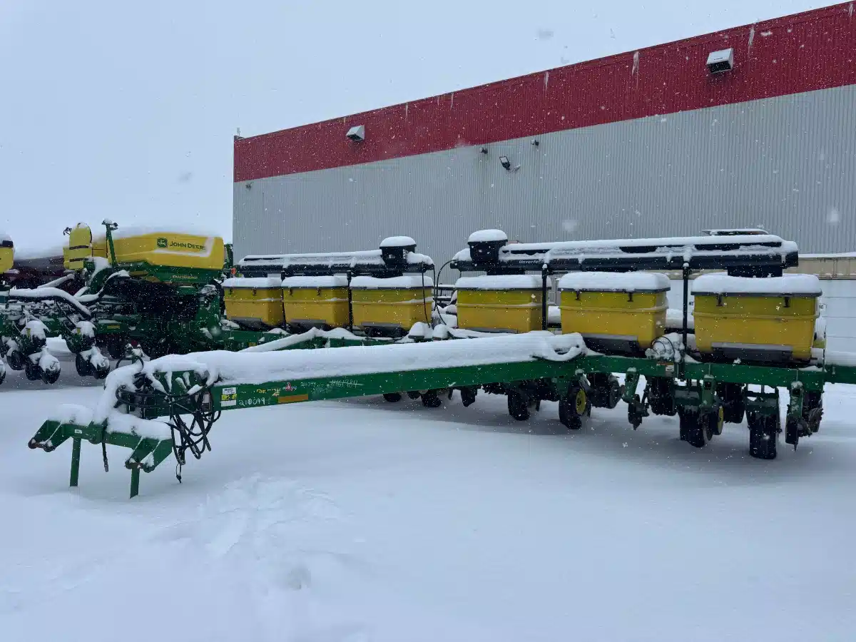 Gallery image 2 for Used 2013 John Deere 1775 Planter