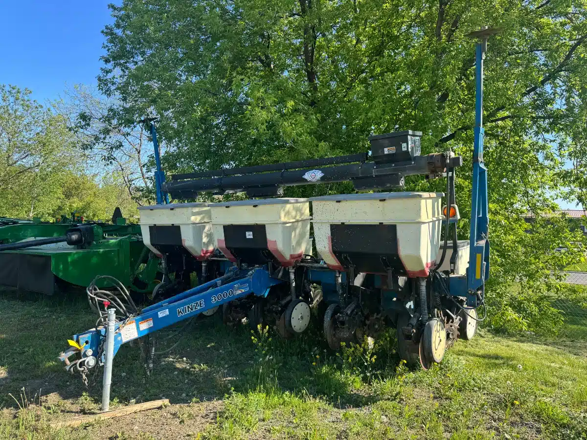 Gallery image 2 for Used 2009 Kinze 3000 Planter