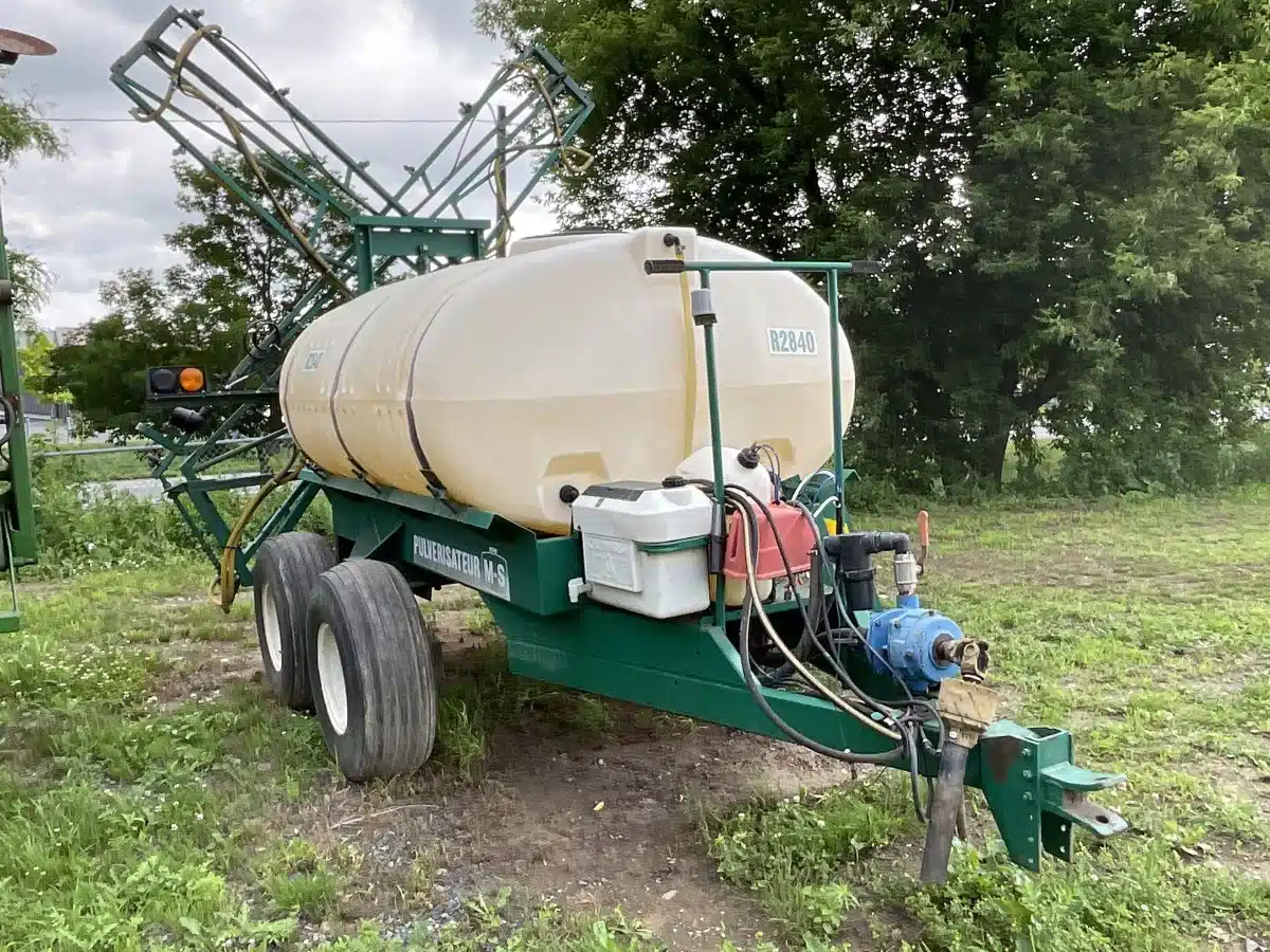 2000 MS Gregson R2840 Sprayer - Pull Type