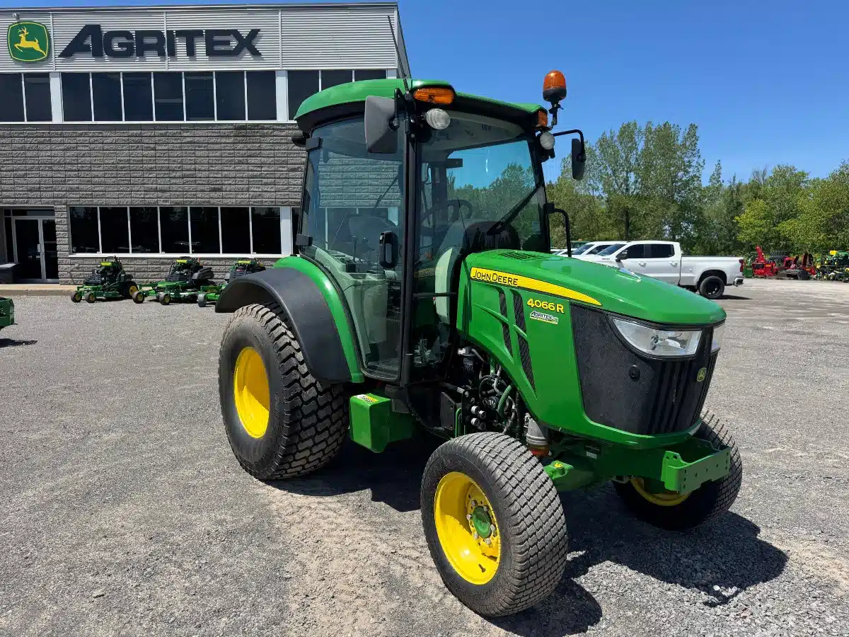 Photo de la Galerie 2 pour 2020 John Deere 4066R Tracteur