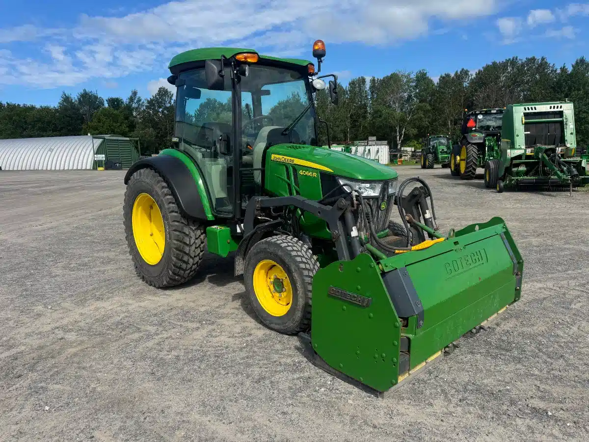 Photo de la Galerie 2 pour 2021 John Deere 4066R Tracteur