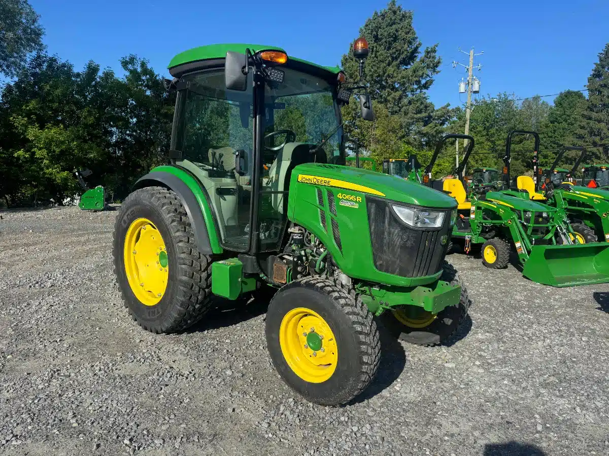 Photo de la Galerie 2 pour 2021 John Deere 4066R Tracteur