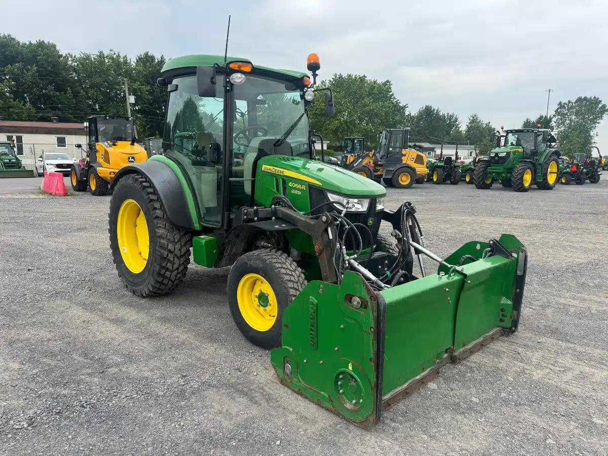 Photo de la Galerie 2 pour 2022 John Deere 4066R Tracteur